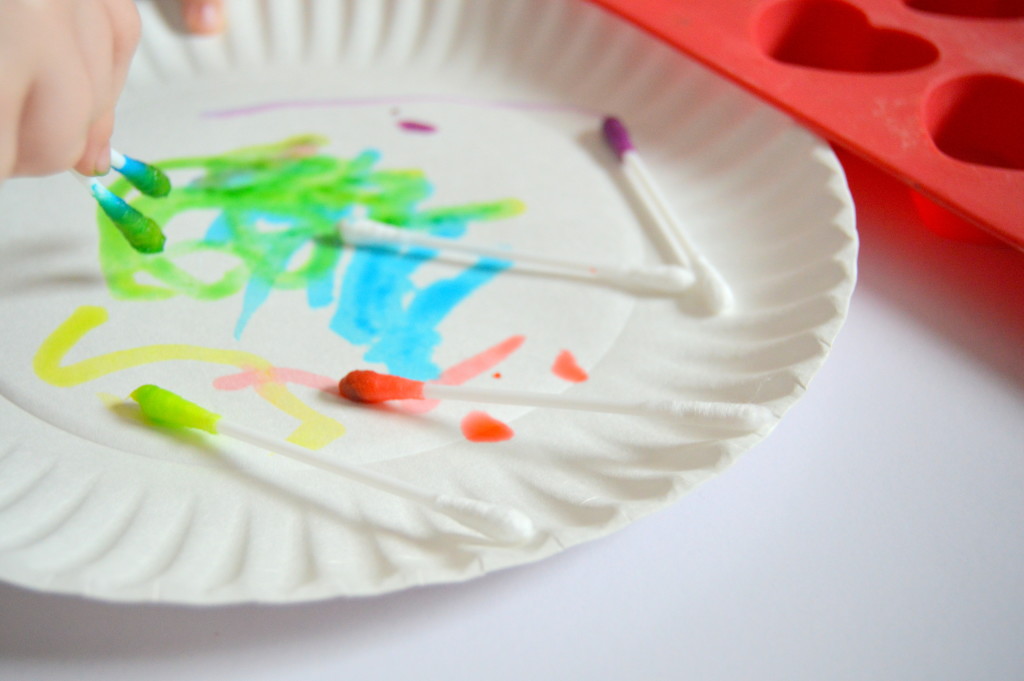 cotton-swab-rainbow-painting-easy-toddler-or-preschool-activity